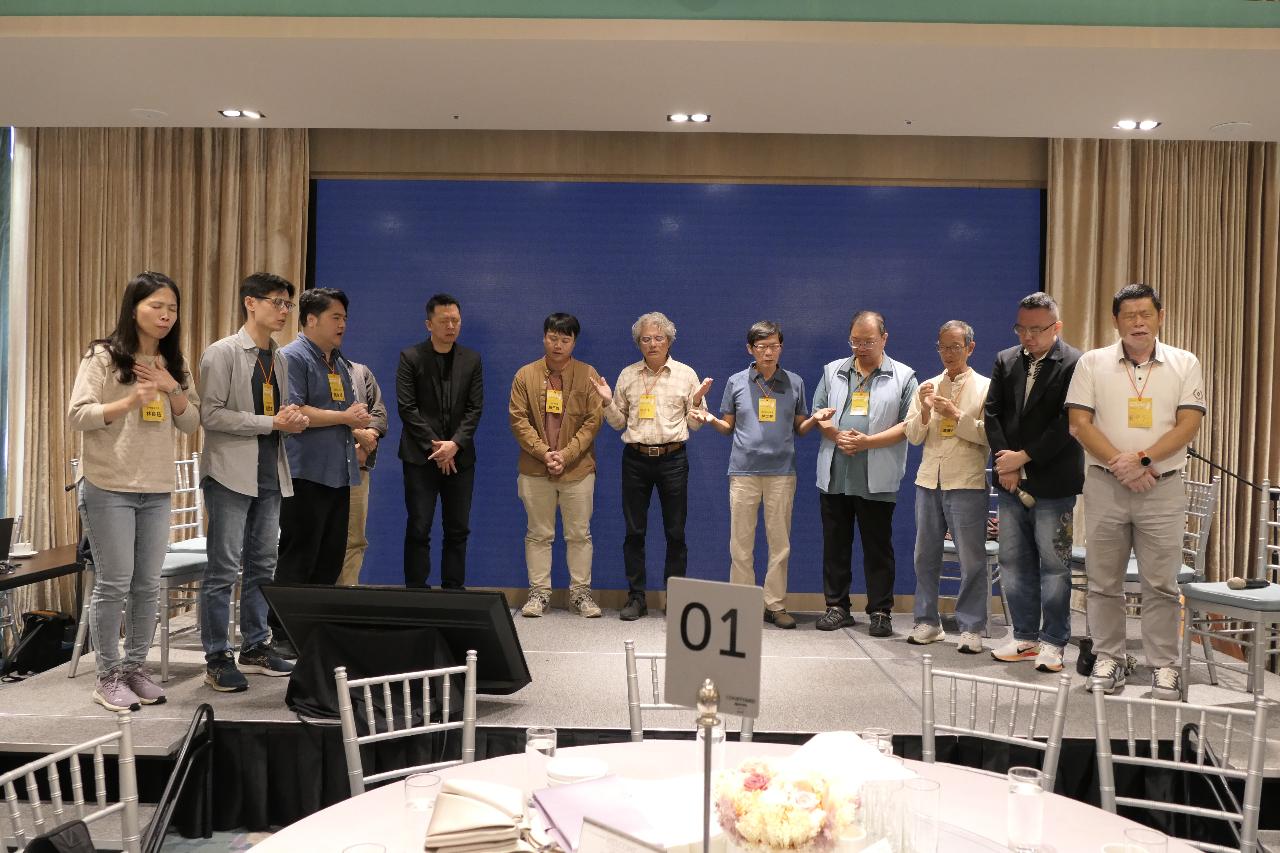 農業宣教團隊彼此代禱，接受祝福。劉以琳攝