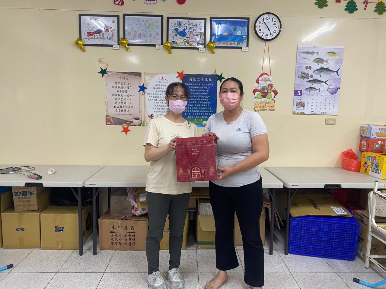 靜文（右）表示 感謝陪讀班 幫忙照顧孩子  也給予物質上的資助 及情緒上的支持