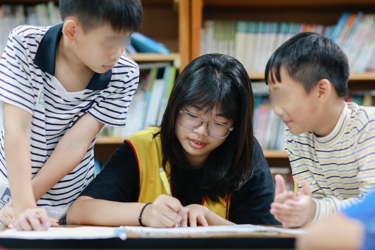 敏慈（中）今年6月透過繁星計畫錄取了第一志願——國立高雄科技大學電機系