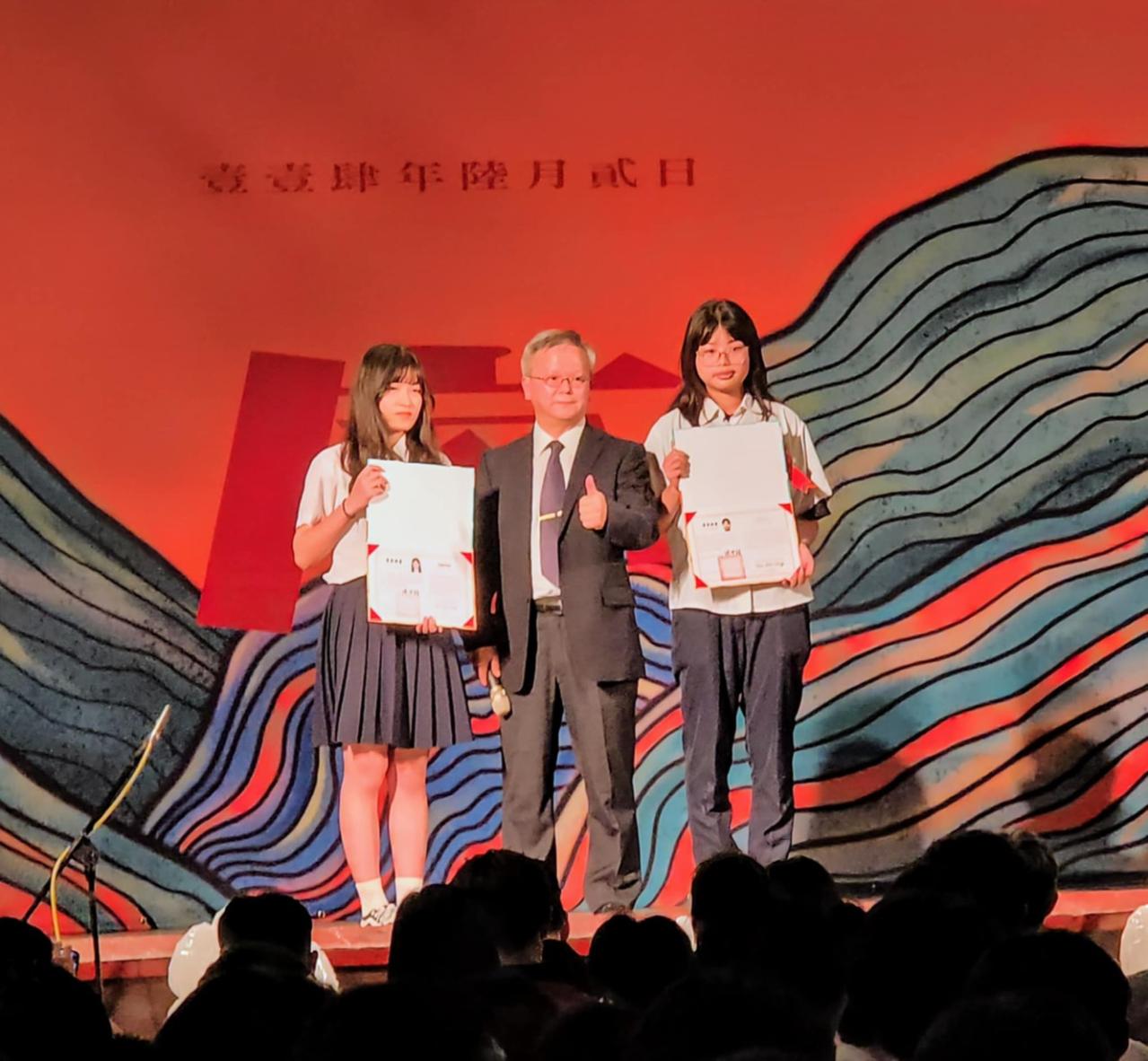 敏慈6月 畢業時獲得市長獎代表致詞