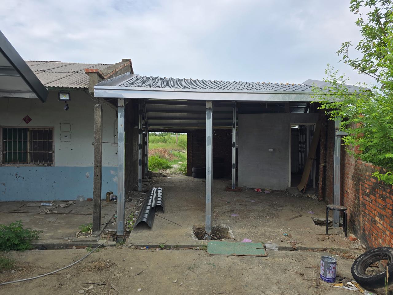 認養童小雯家是第一戶動工修繕的認養家庭，即將迎接安穩堅定的新家園。 (芥菜種會提供)