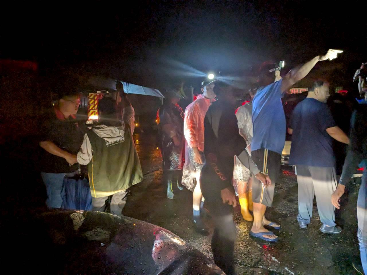 芥菜種會於昨晚漏夜將物資送往光復糖廠的前進指揮所。(基督教芥菜種會提供)