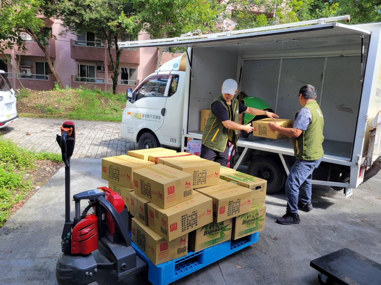 芥菜種會生活物資供應中心台南倉調度物資進入花蓮災區。 (基督教芥菜種會提供)