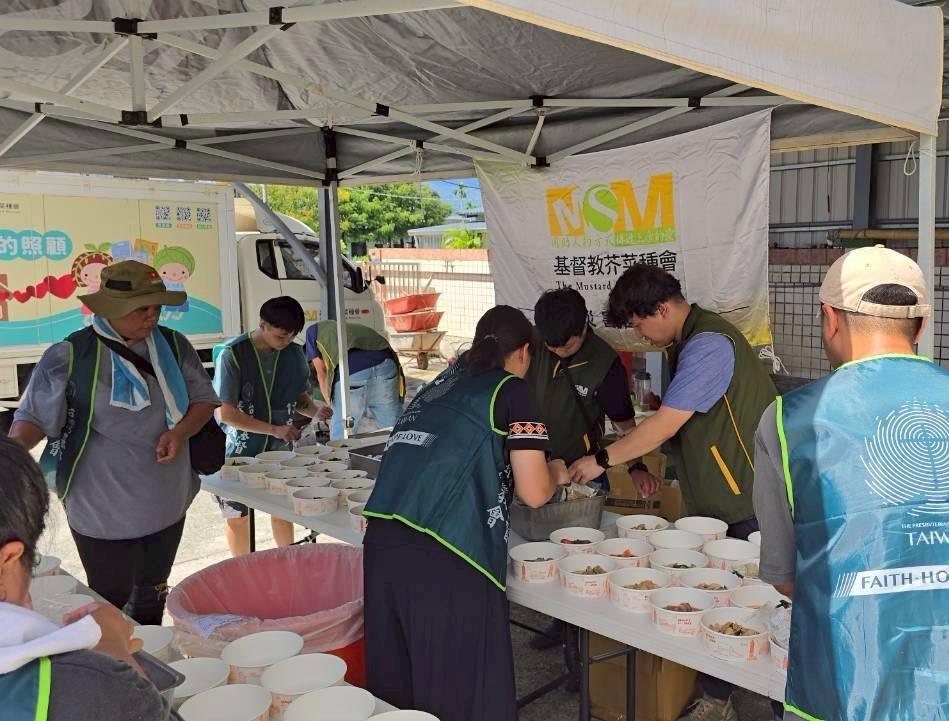 芥菜種會在太巴塱教會烹煮熱食,透過食物傳遞溫暖。(基督教芥菜種會提供)