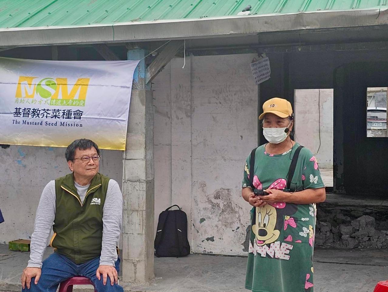 80歲蘇姓阿嬤(右)在動工禮拜中分享,感謝芥菜種會也在生命艱難的時刻,再次陪伴她。(芥菜種會提供)