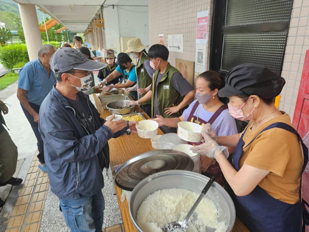 芥菜種會準備大鍋熱食家常菜,在大全安置所陪伴災民。(芥菜種會提供)