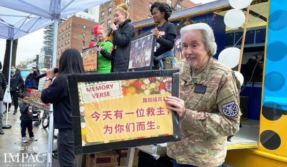 中文手板寫下有一位救主為你們而生 比爾牧師送紐約華裔弱勢童聖誕禮物 願耶穌成為他們一生幫助 (基督教論壇報)
