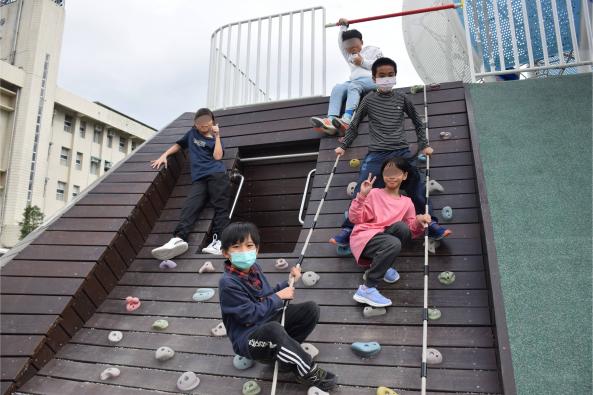 03對弱勢家庭孩子而言,陪讀班除了能完成功課,更是唯一能感受到關心與陪伴的所在