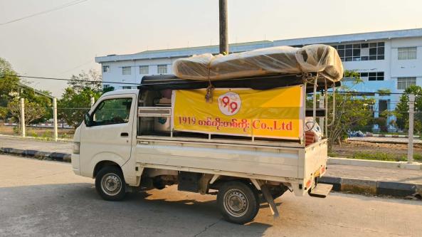1919工作人員也協助災民搬運家當,出動公務車幫忙載運家具。